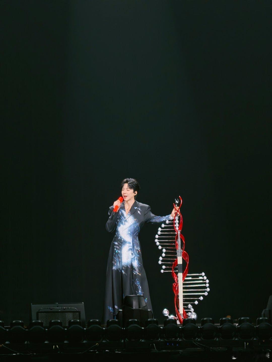 陪领导去看刘宇宁演唱会，领导下达了要拍摄的命令，鉴于演唱会对拍摄器材的控制（我不