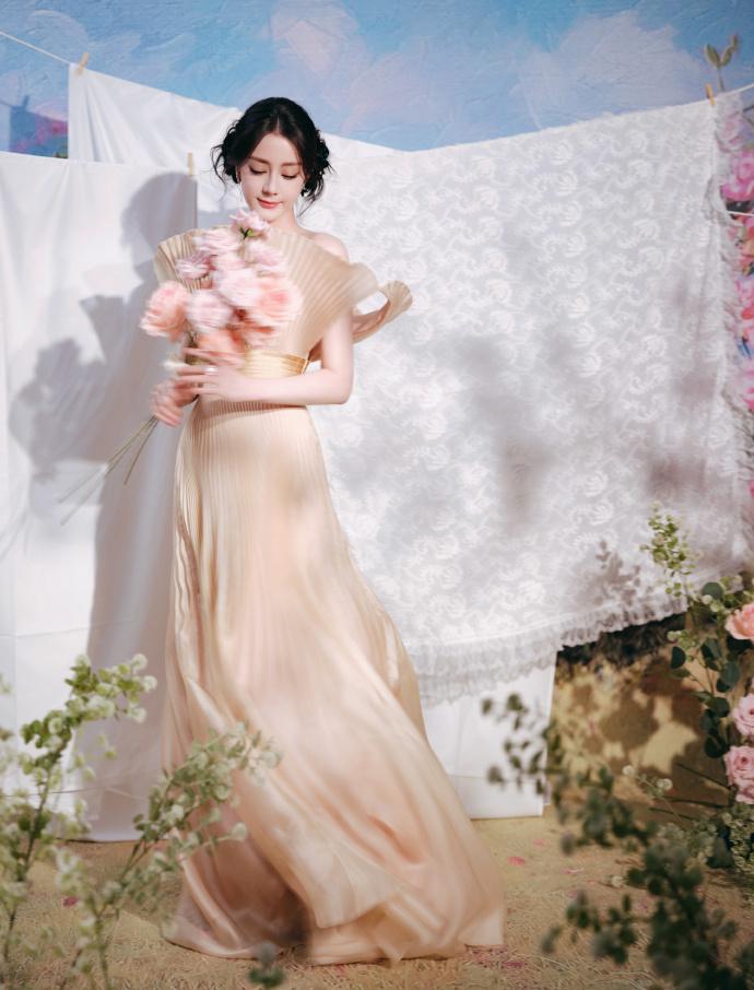 今天迪丽热巴拍摄了一组很美的大片，她这回搭配的像个春日仙子，美不胜收。迪丽热