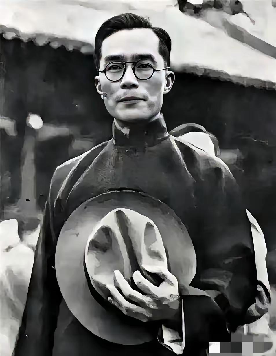 1948年，清华校长梅贻琦不顾众人阻拦执意南渡。6年后，他的儿子却一心返回大陆，