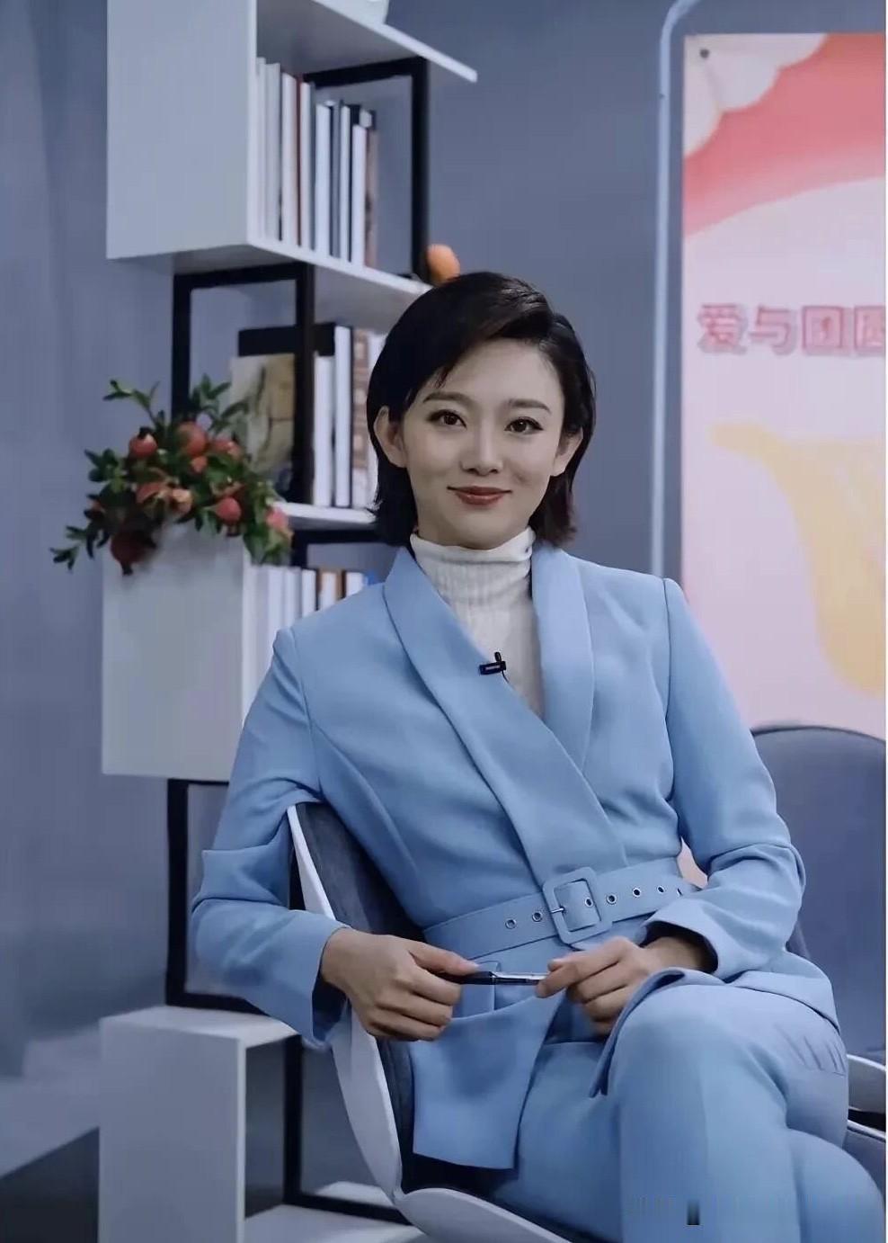 比董卿漂亮的一个女主持人出现了，她立体的五官，特别是那双会说话的大眼睛，让人印象