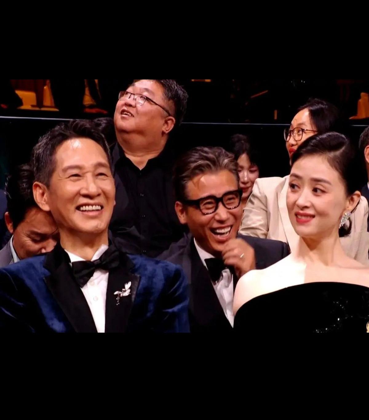 金鹰节颁奖现场，张丰毅和秦海璐上台念颁奖词。提词器上写的啥呢——"在这个充满