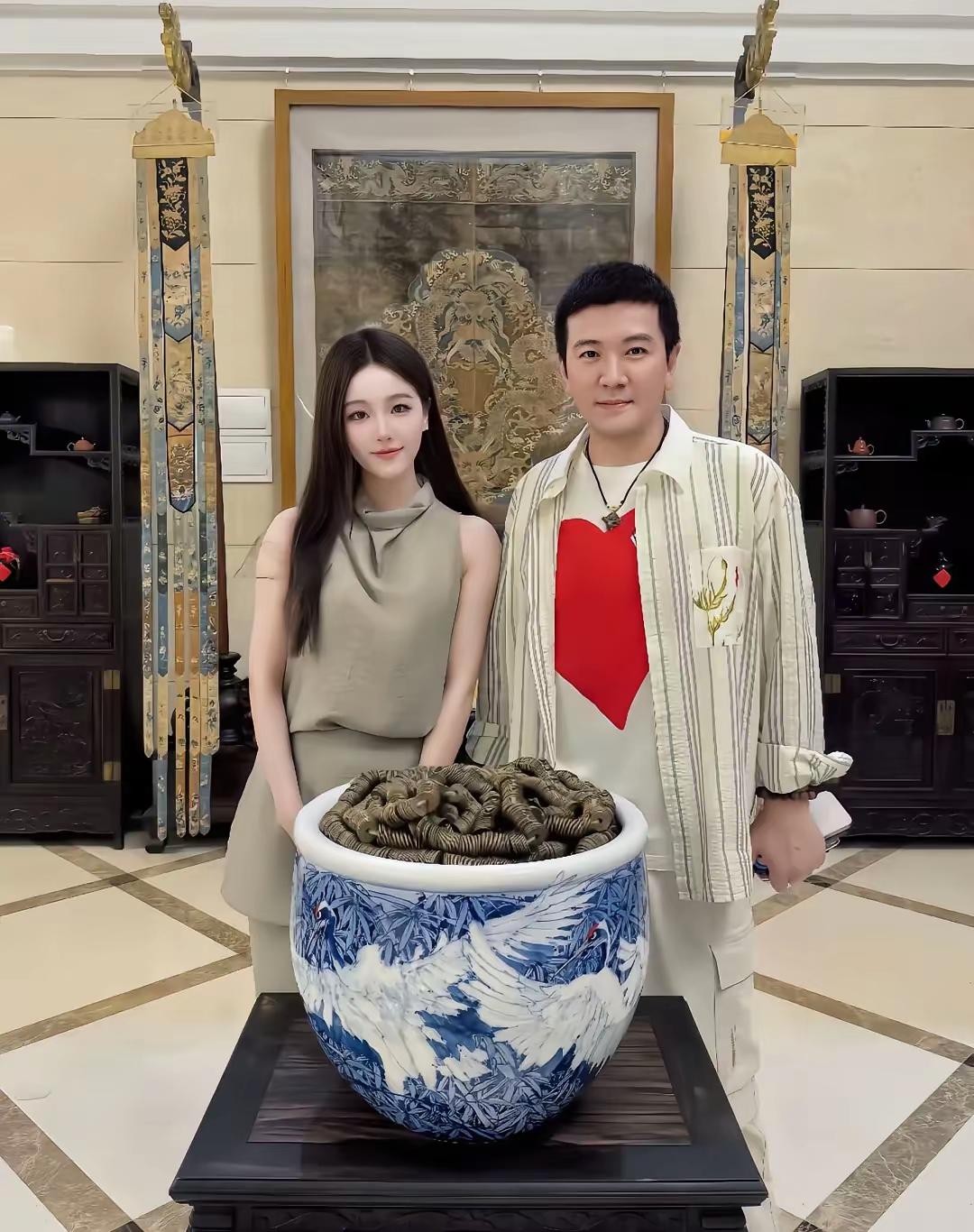 原来杨子喜欢的类型一直没有变，看这女孩长的，很像他的前妻黄圣依，冷白皮，五官精致