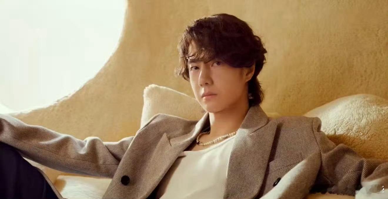 王一博解锁秋冬新造型！蓬松小卷毛自带慵懒氛围感，和秋冬穿搭适配度满分，温暖感直接