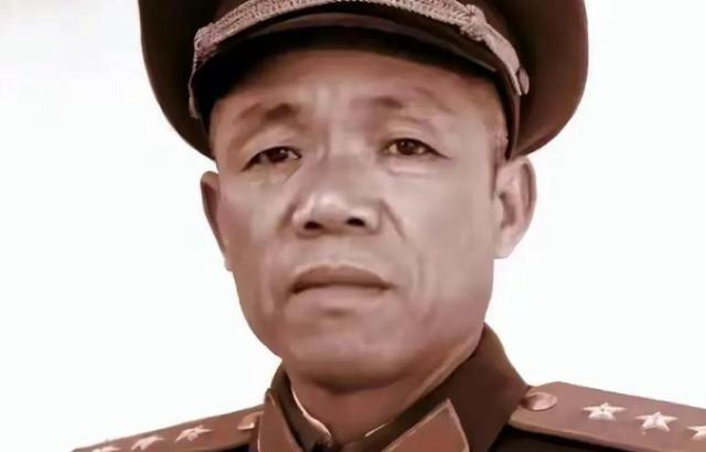 1981年冬，韩先楚站在红安破旧的县委招待所，望着满屋披着破棉絮的老乡，电话拿起