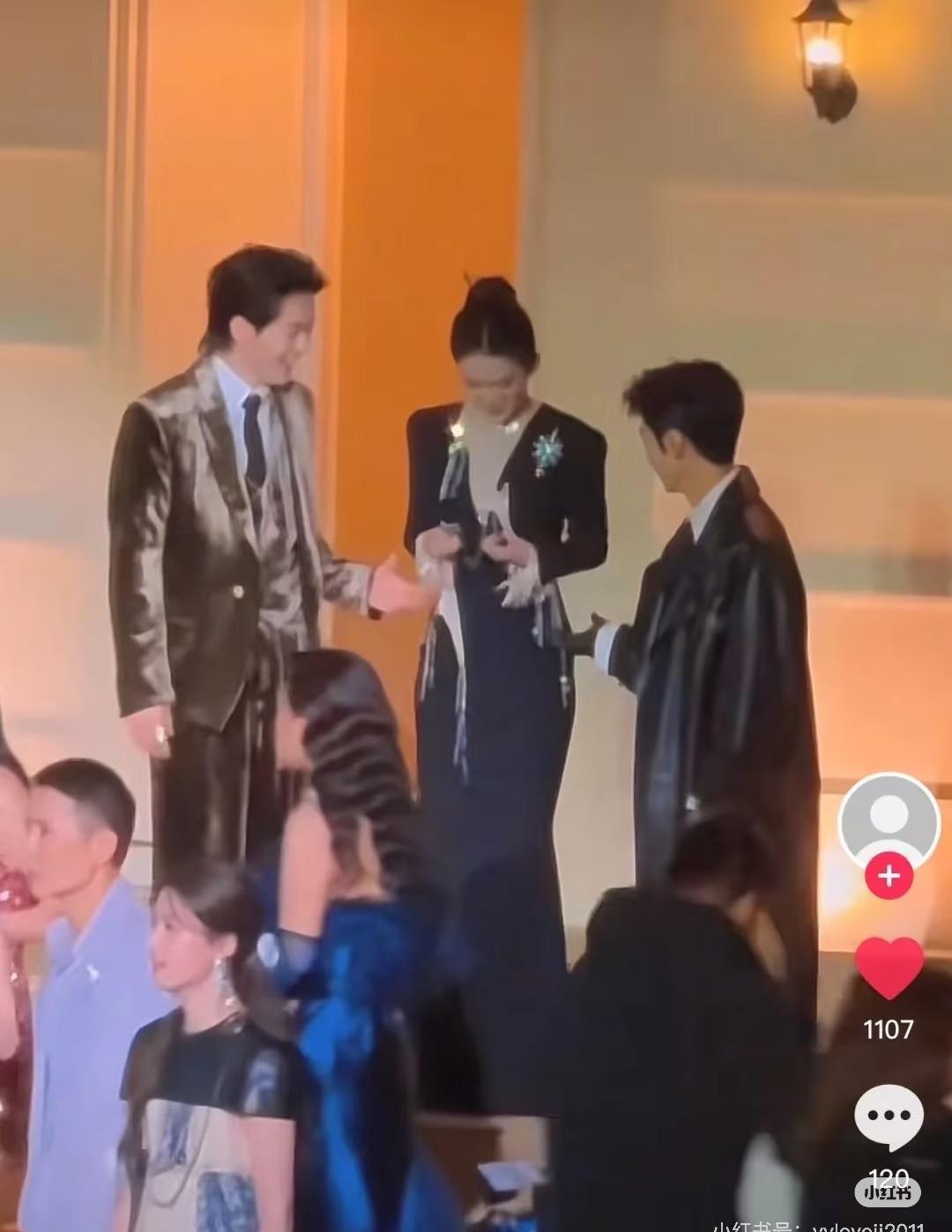 李沁一坐后排，全场焦点反而聚她身上。不是她抢C位，是两个男主抢着给她当人形扶手