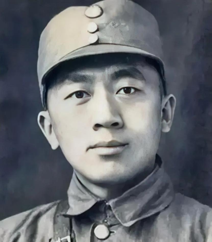 1942年，一日伪师长让手下给我方师长粟裕送烟。烟盒递到粟裕面前时，铜制表面