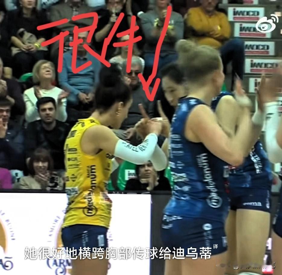 朱婷罕见为德吉纳罗打双百分瞧，反攻拿分的朱婷，忍不住为德吉纳罗竖起了双指，高度