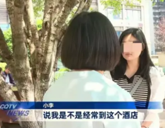 “这简直是对我人格的侮辱！”在重庆，一女子与男友前往酒店办理入住时，登记过程中女
