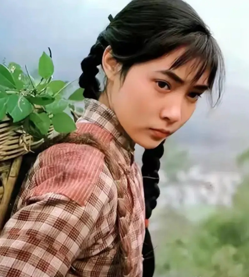 人也会选择性忘记电视剧《生万物》已经播放了好几天，我也看了好几天。可剧中扮演