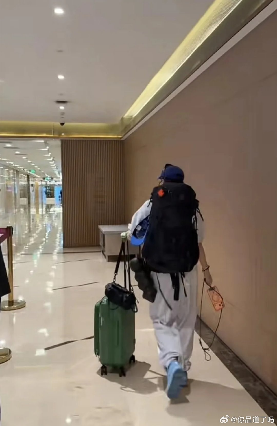 有网友机场偶遇张柏芝独自回香港，刚结束广州工作后回家和孩子团聚。张柏芝为母则刚单