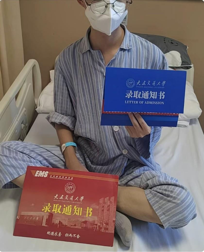 安徽安庆18岁少年詹胡涛，高考考了587分，被大连交通大学车辆工程专业录取。他从