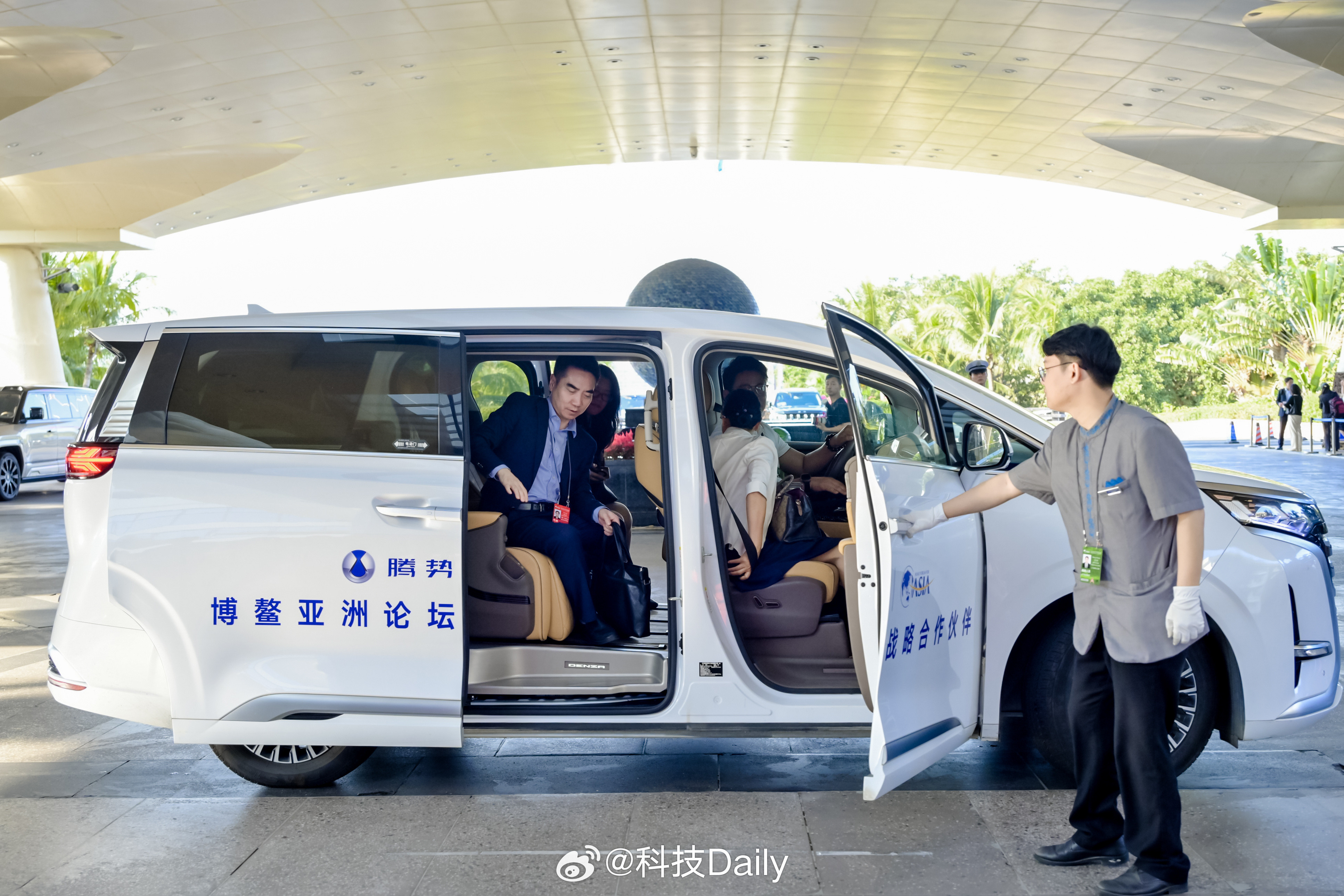 为博鳌贵宾保驾护航，腾势D9成为博鳌亚洲论坛国际政商名流尊享座驾。坐腾势定局势