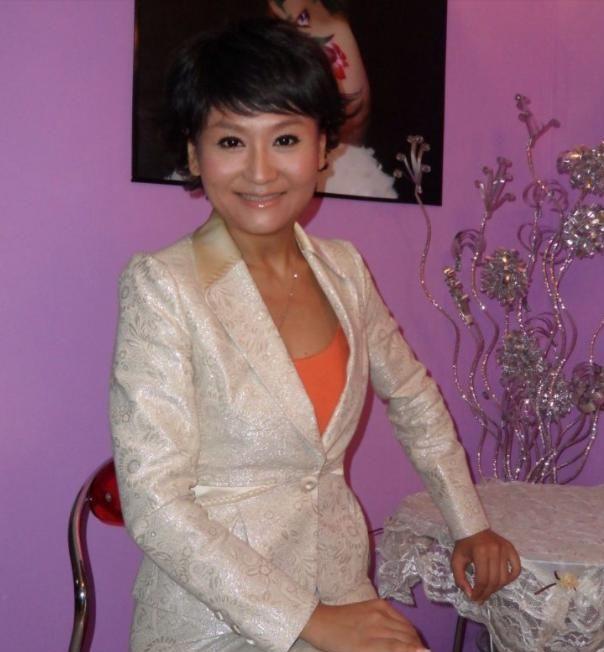 “我就算在美国饿死，我也不可能回国！”前央视著名主持人，爱上富豪后，远赴美国，婚