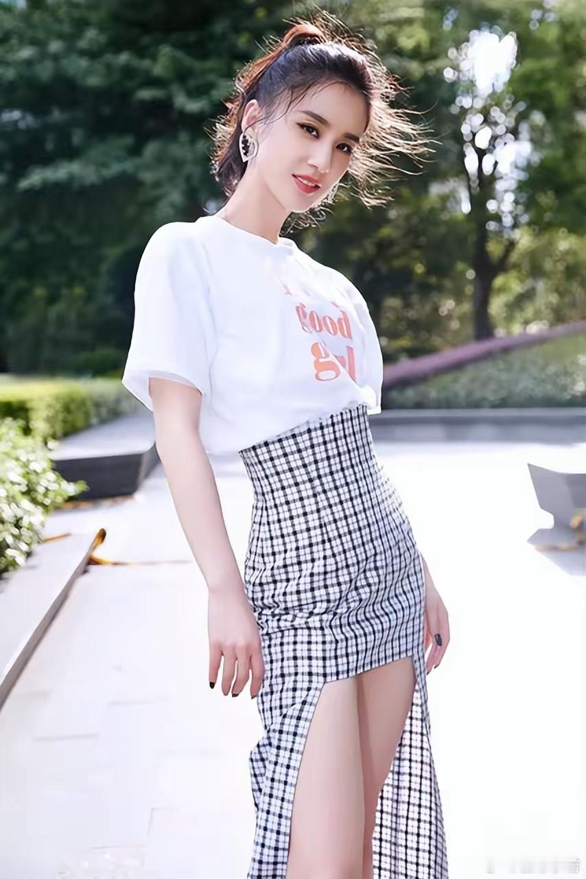 黄圣依带火了“无龄感”穿搭:白t恤+格纹半身裙，美得像仙女​​​