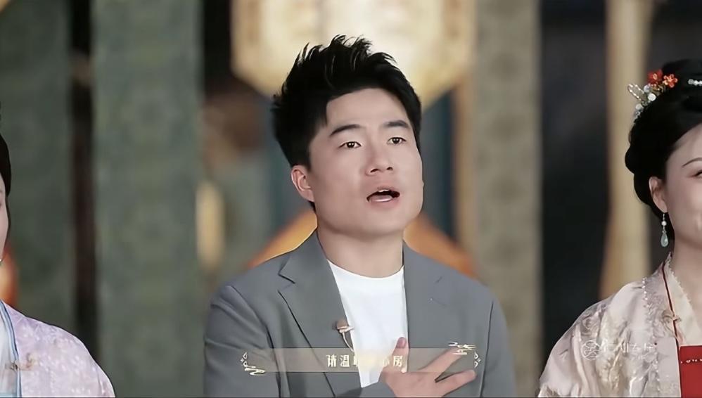 董宇辉啊董宇辉，你可给电视台导演们留点颜面吧！我敢这么说，与辉同行的造意绝不
