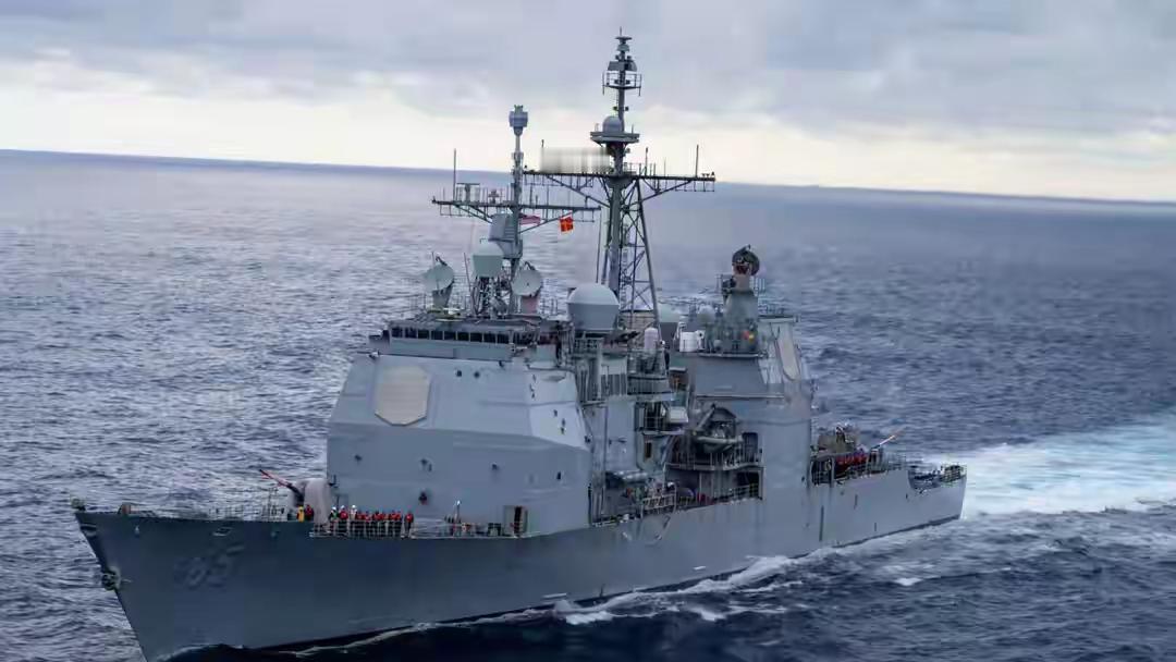双055护航辽宁舰，美航母携F-35C逼近，中美西太再次巅峰对阵西太平洋上，