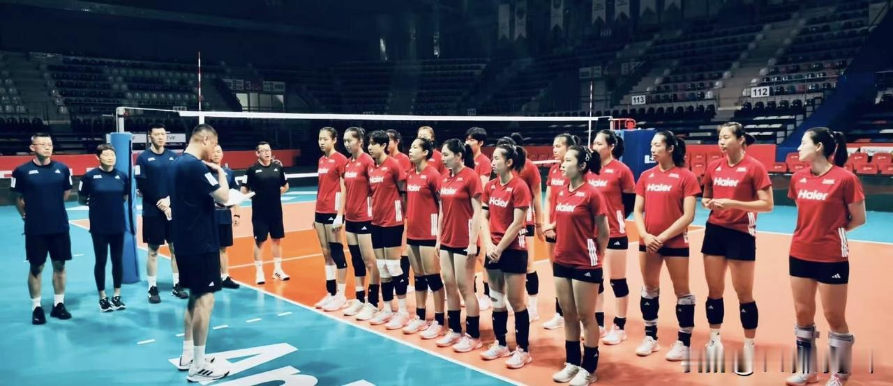土耳其安卡拉站赛事即将打响！当地6月15日下午，中国女排抵达安卡拉体育馆完成首堂