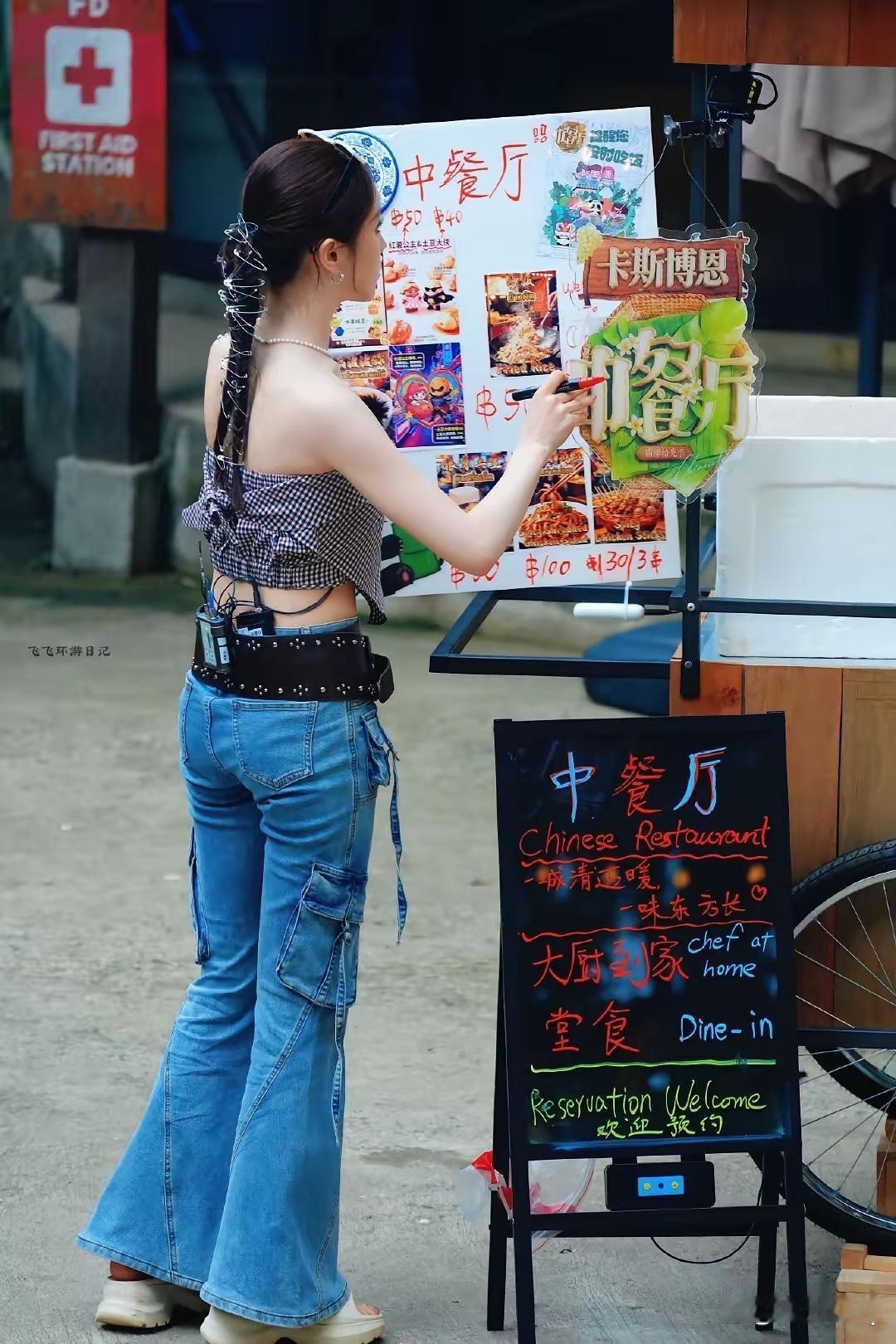 我是完全没看懂张雅琪的发型，辫子上密密麻麻别那么多别针干啥，万一没别牢，很容易划