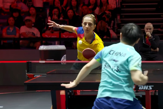 裁判认为萨马拉的抛球高度不够直接罚分，萨马拉认为是够的，和裁判争论了一番，可是没