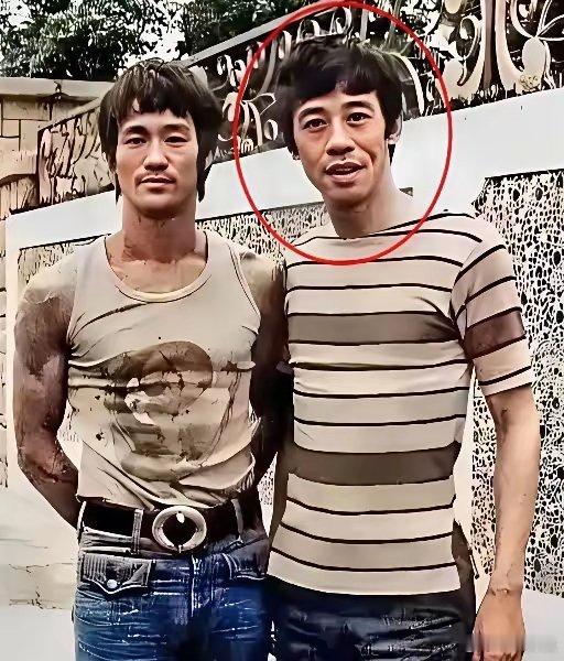 这张照片太有年代感了！左边是功夫巨星李小龙，右边这位更厉害：80岁还开演唱会，9