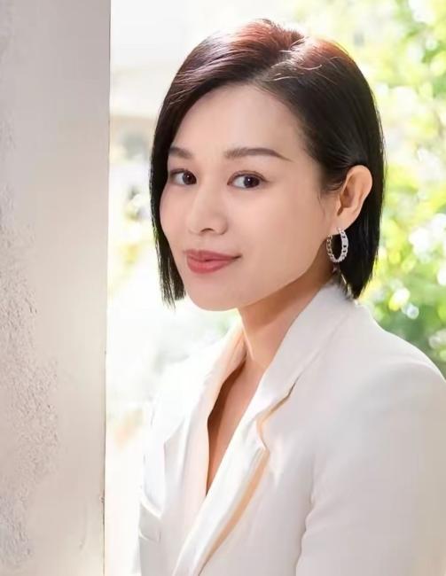 胡杏儿的老公李乘德主动拥抱黄宗泽。记者就问胡杏儿:“你知道这件事吗？”胡杏儿说