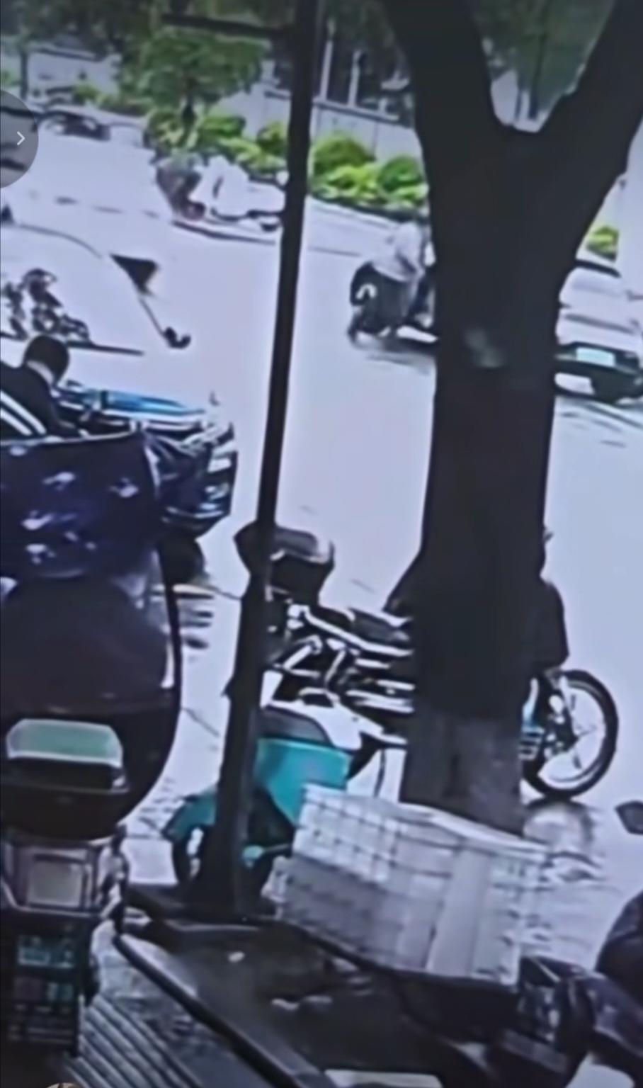 扇女子耳光的保安麻烦大了，完整视频还原了事情的详细情况。事情是这样的，当时女子