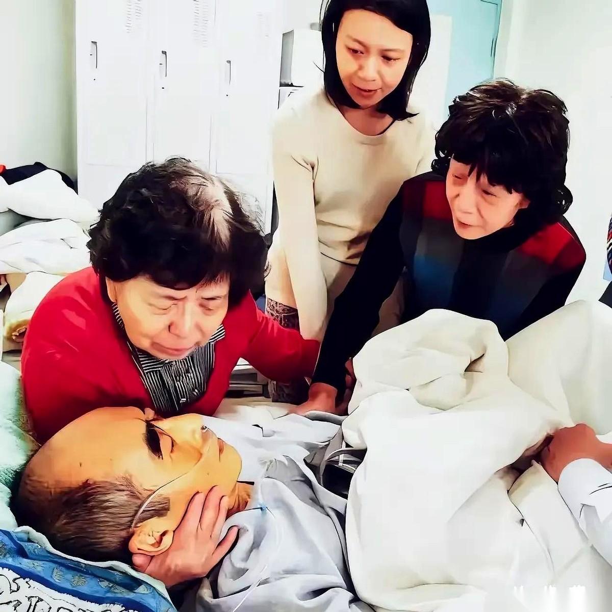 妻子抱着头，前妻领着女儿。一个男人这辈子，能活到这份上，值了。真的，看到庄则