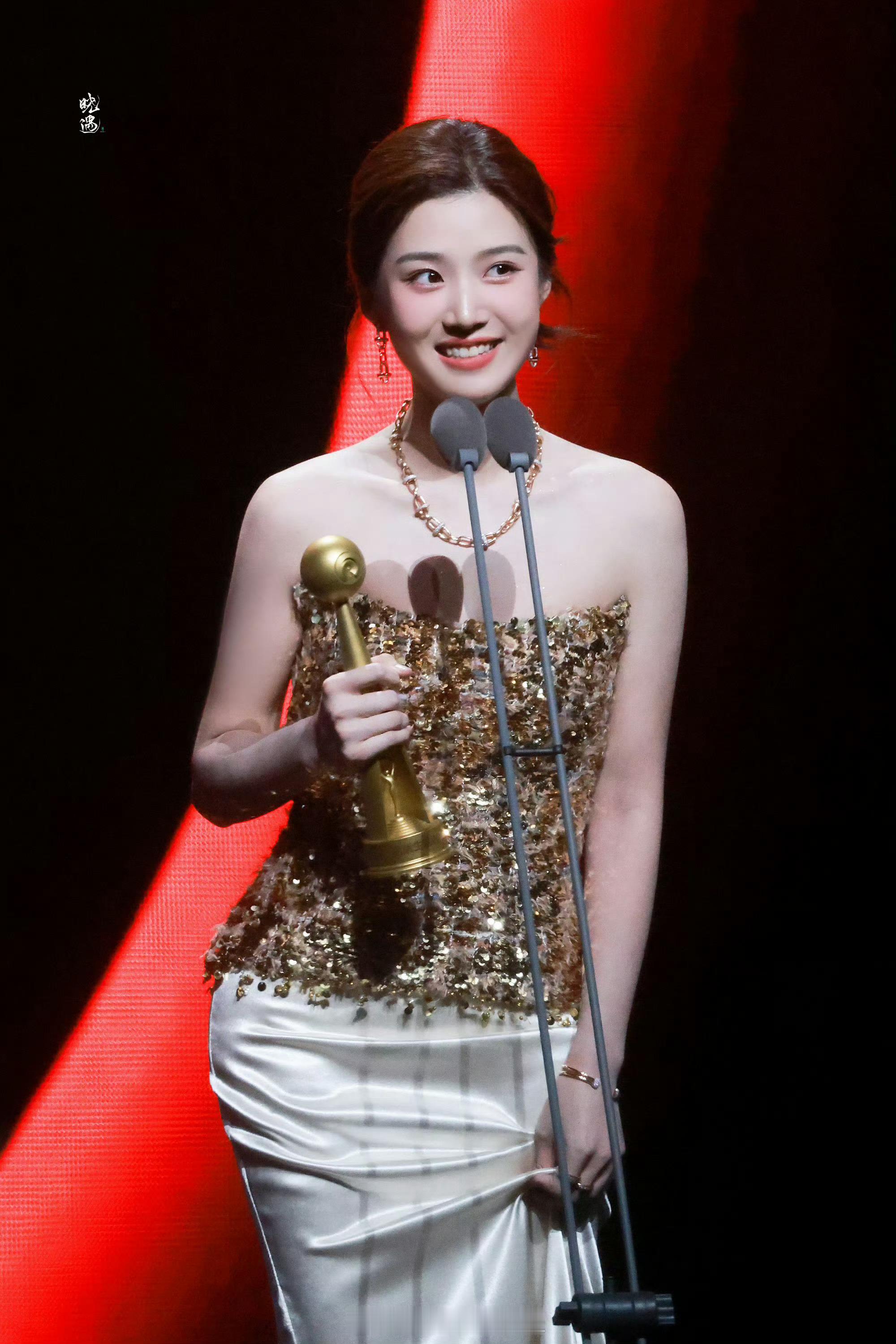 卢昱晓内场第二套真矜贵气质的千金风🈶