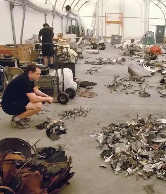 你在困境无路可走时，看看马斯克的当年困境。2008年堪称马斯克的至暗时刻。他与第