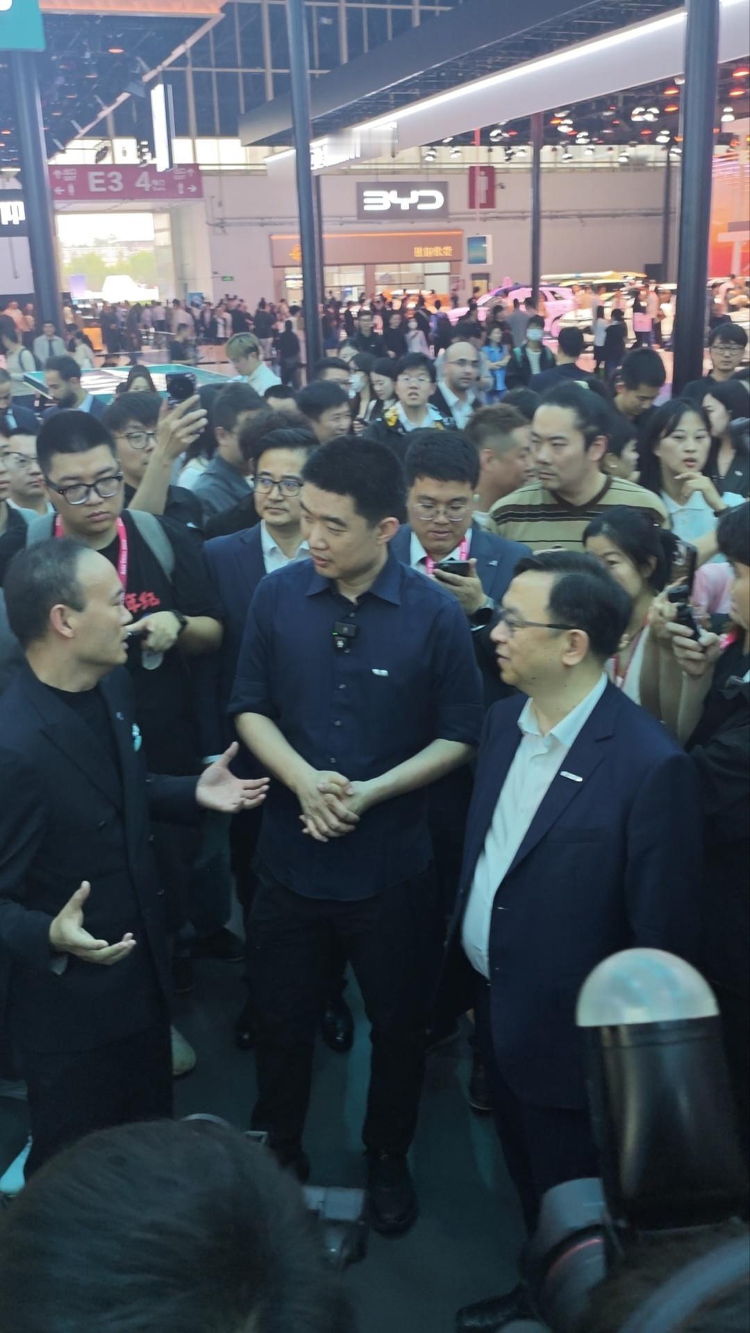 2026北京车展，理想汽车老总李想打卡腾势展台，重点体验比亚迪兆瓦闪充技术与全新