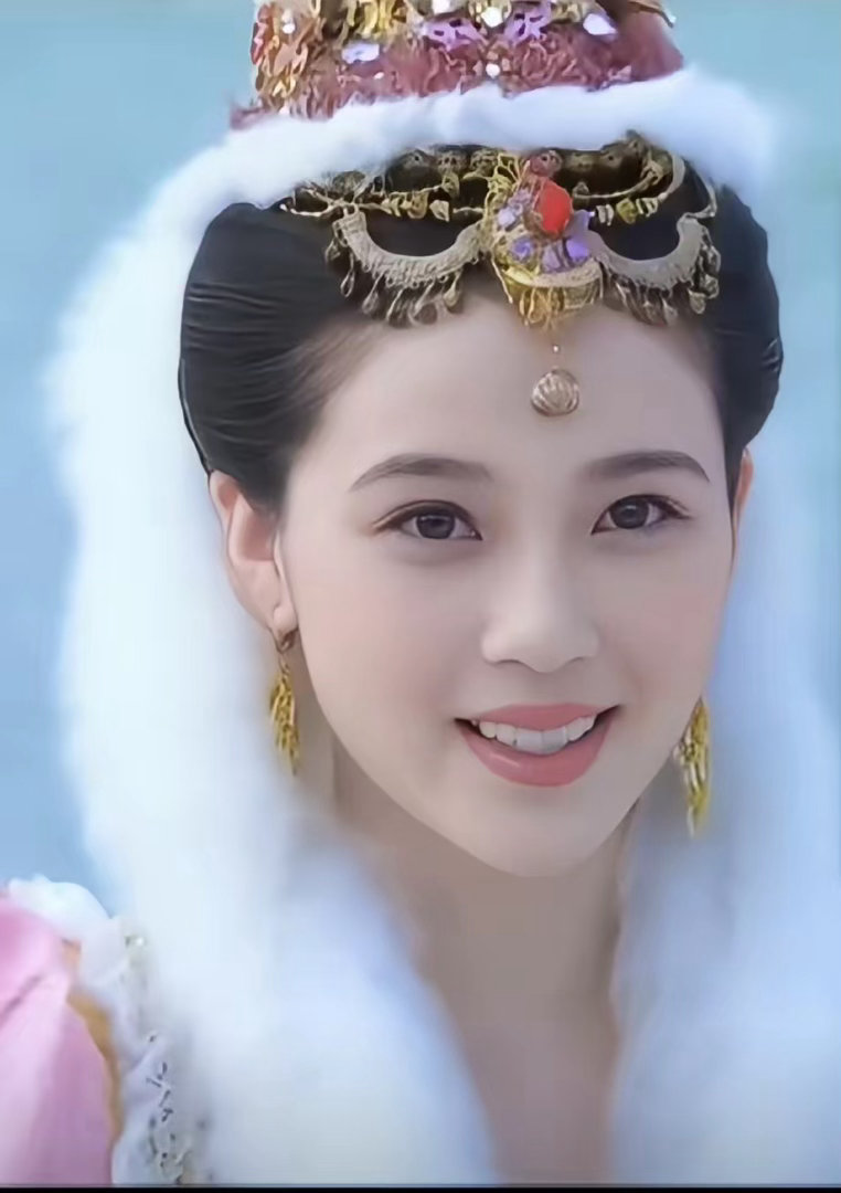 她真的好美，以为退圈了，结果发现整容了，她的多美真的是我的童年女神，不知道为啥最