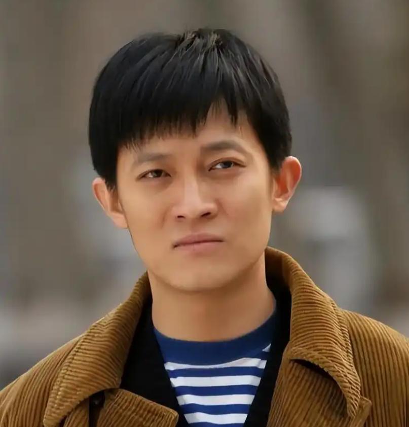 2021年，演员杨志刚说，我每次去郭靖宇家，都得喊我的亲生妈妈叫大姑，她就晚上偷