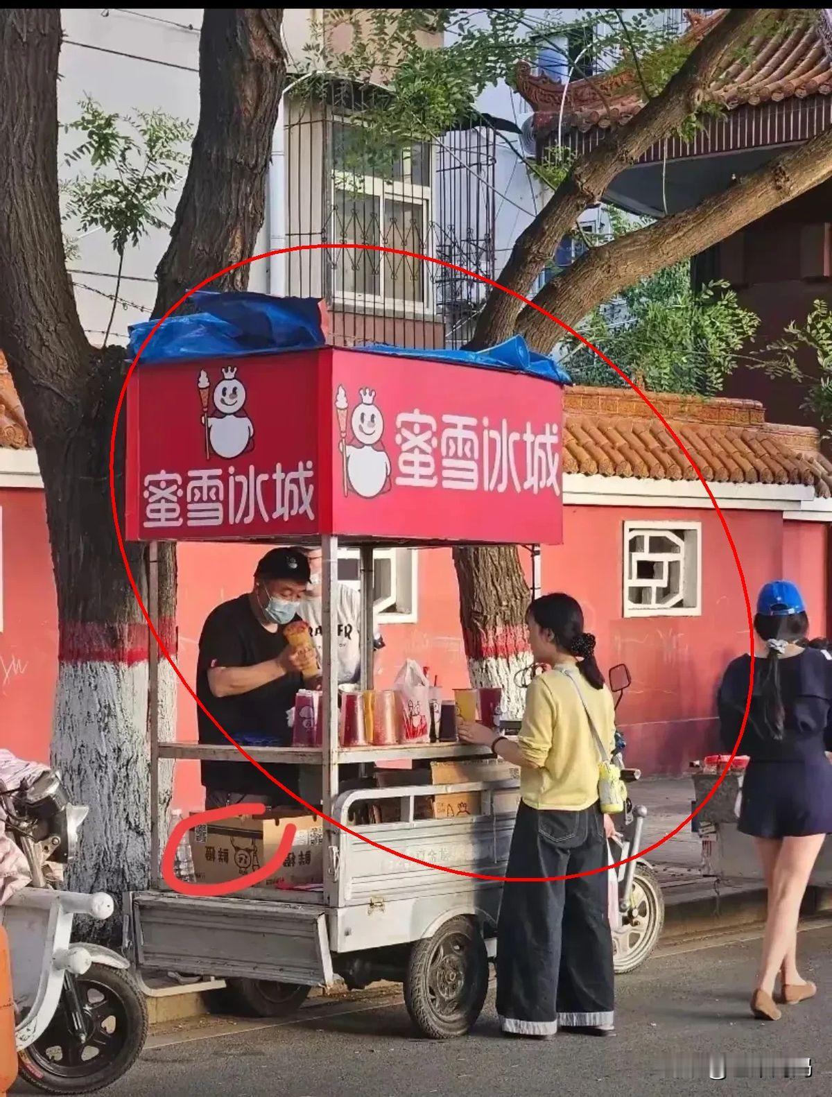 景区大爷卖柠檬水，一天赚的钱顶你五天班！这大爷绝了。早上直奔蜜雪冰城，批发