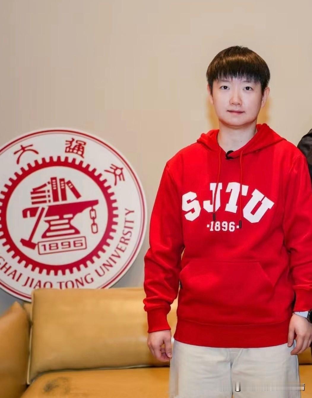 孙颖莎现身上海交大校园：红校服亮相展学子风采2025年12月30日，孙颖莎