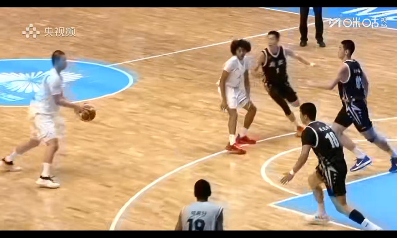 朱正单挑广东2小后卫，打法缺陷很直白，突破对抗都看不出希望朱正是入籍球员，如