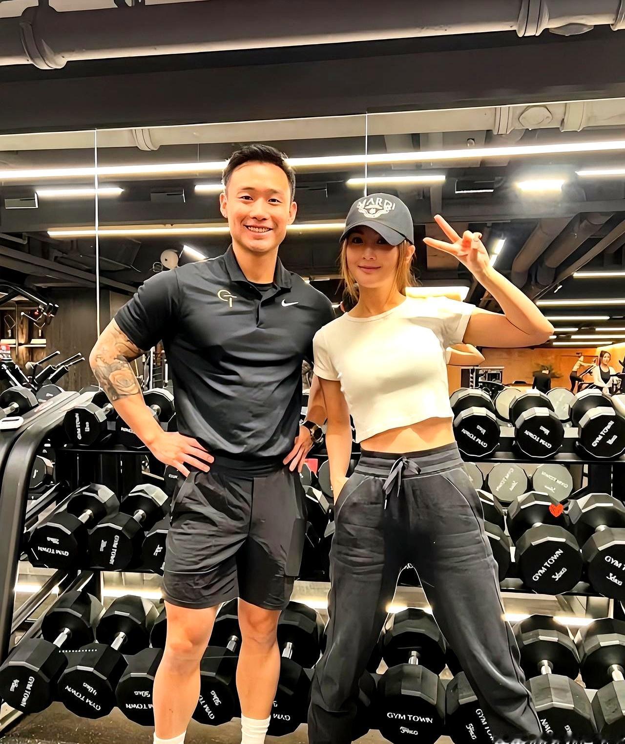 都说阿Sa不行，结果人家一声不响就嫁了。43岁的蔡卓妍，突然晒出婚纱照，