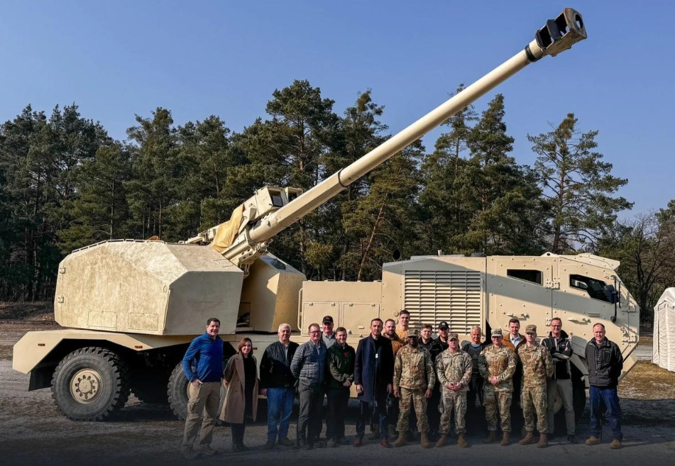 美军考察捷克莫拉纳155毫米轮式全自动自行榴弹炮。美军2月已经宣布了要用一款新型