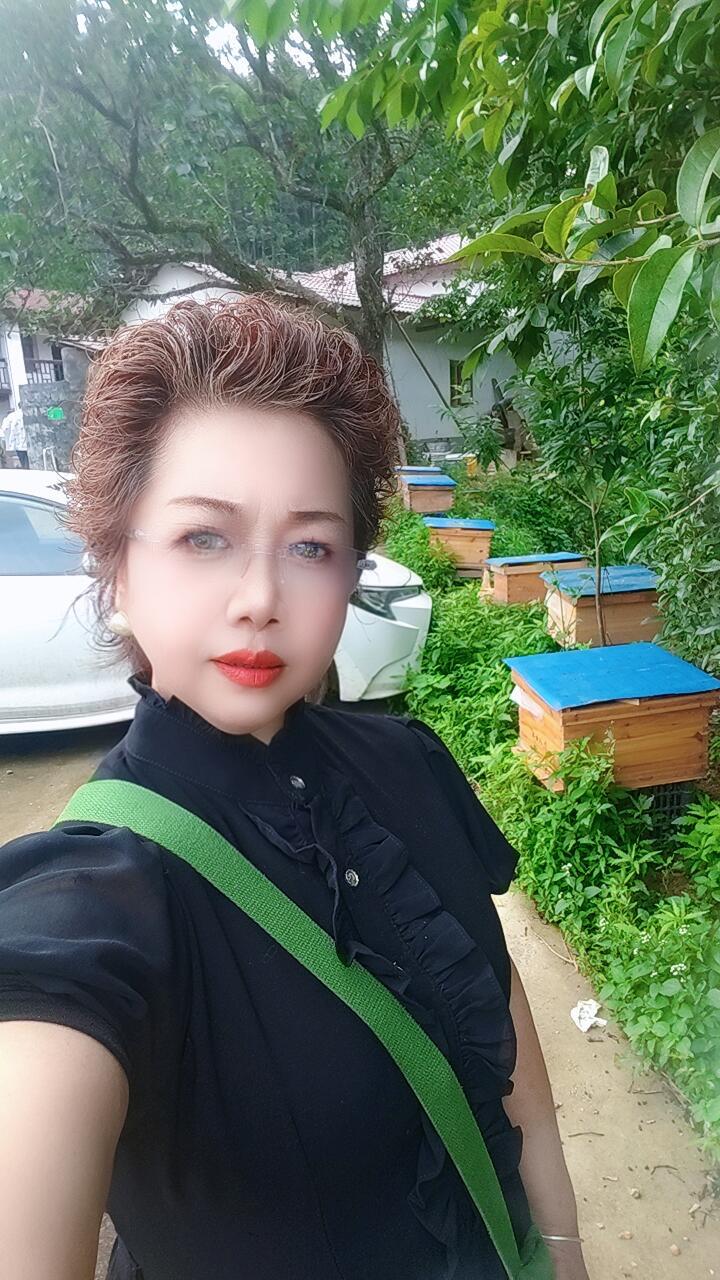 背上军挎包，今天上山割蜜喽……哈哈哈，没好好干活，但却赚了个肚圆，山里大锅围桌饭