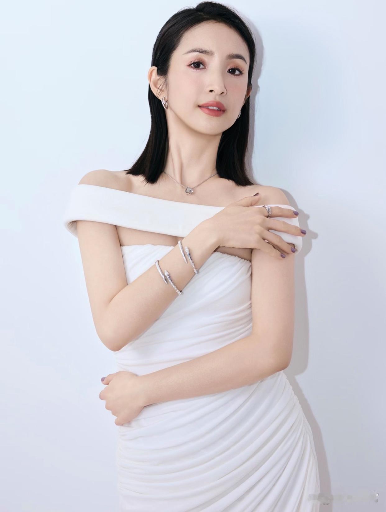 1.网传关于林依晨早年伺候公婆的说法一直争议不断，有传言称她曾经早起侍奉长辈、给公婆端洗脚水，还有说