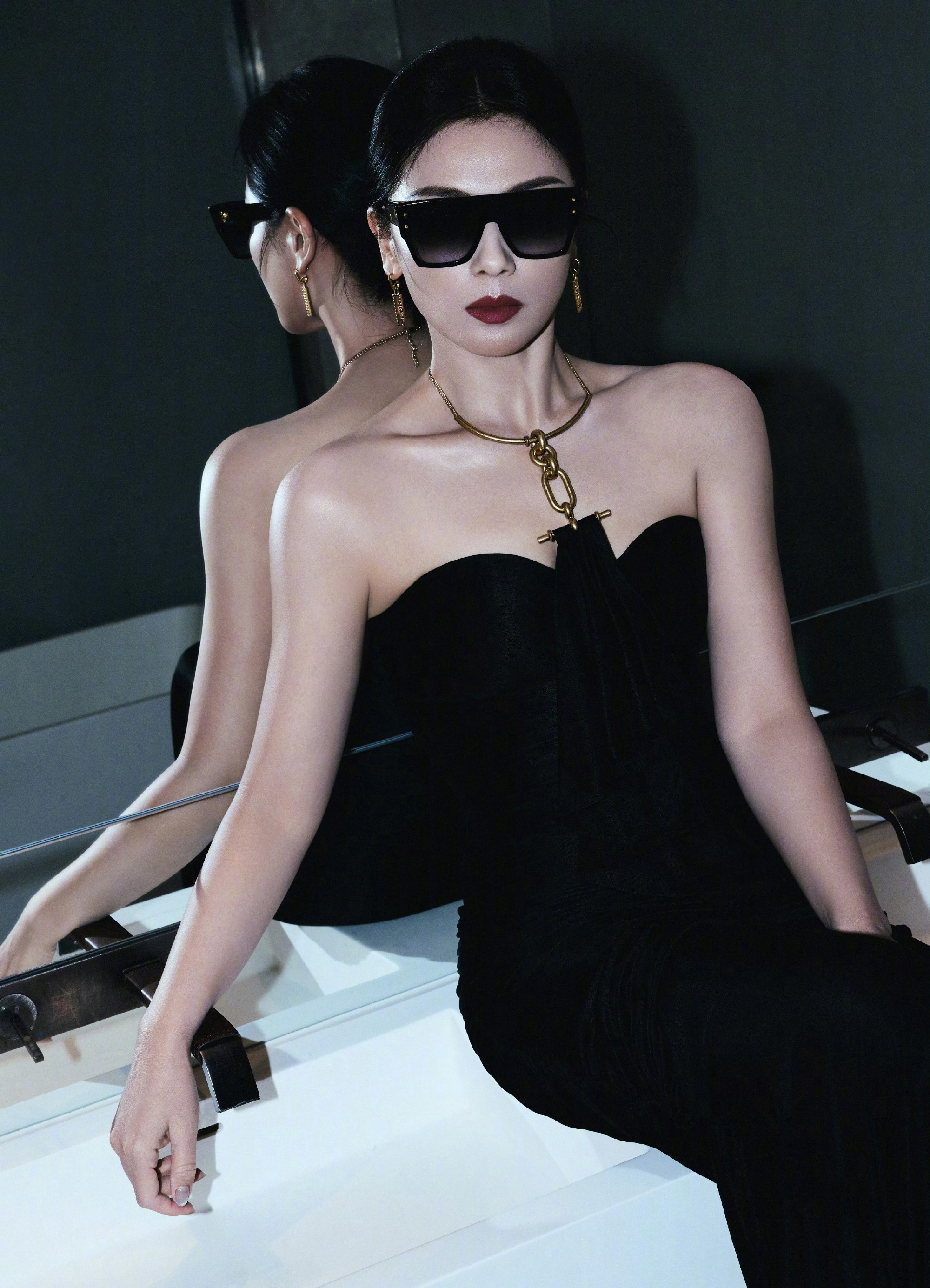 刘涛神图有了，红唇墨镜黑裙，冷酷迷人。刘涛