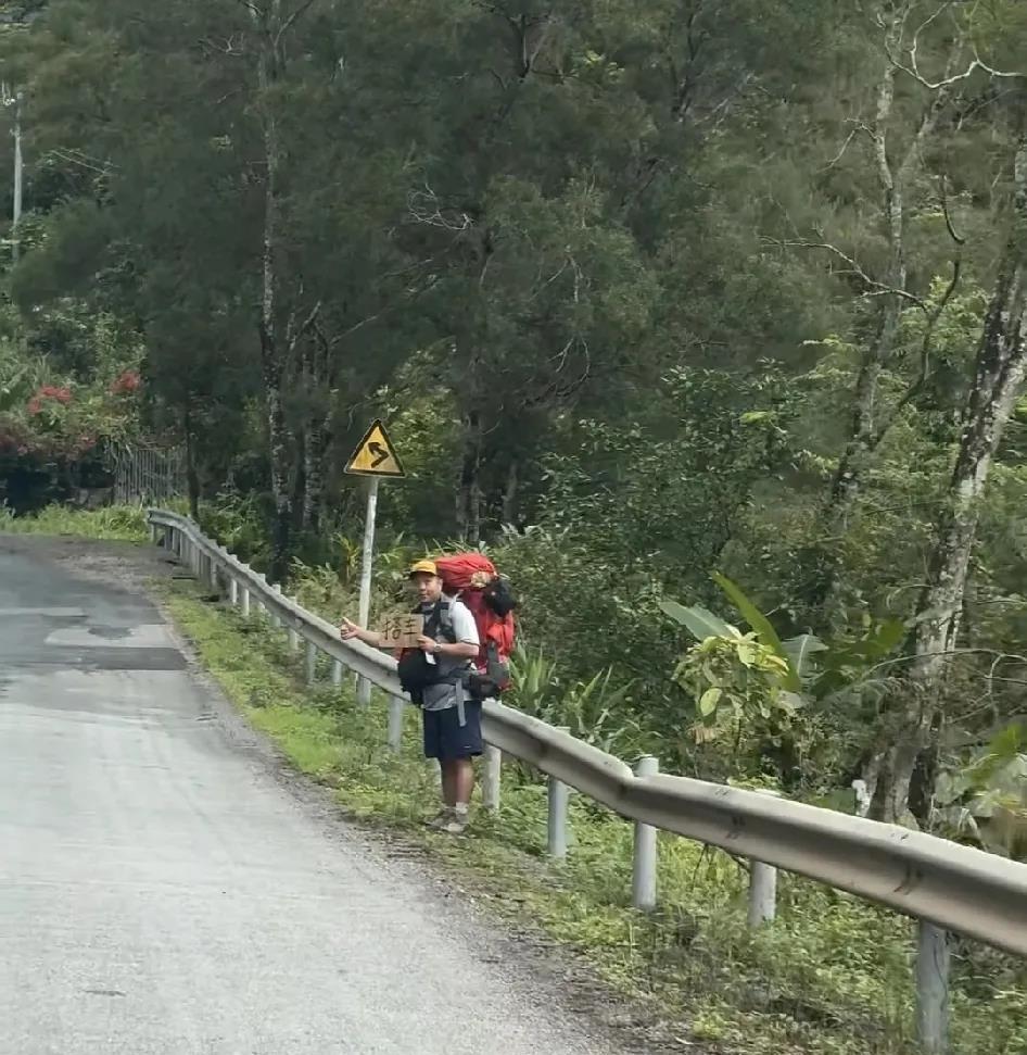 自驾途中遇到路上这样搭车的人你会让他上车吗？