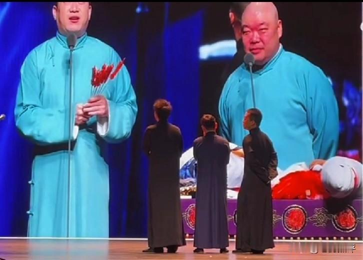 张鹤伦福州专场跨年演出前，张鹤伦带着助演演员在后台一起玩。连年龄最大的杨进明都