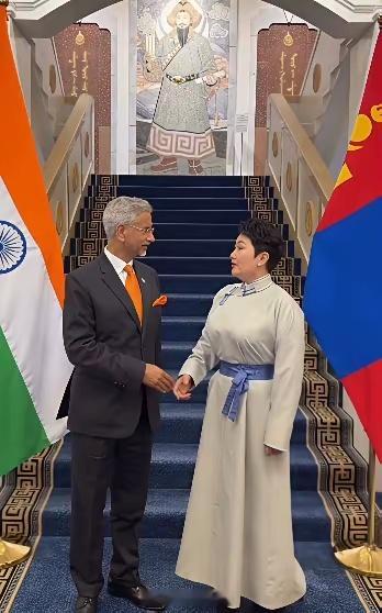 6月22日蒙通社消息，印度外长苏杰生抵达蒙古国开启访问，蒙古国外长巴特策策格与他