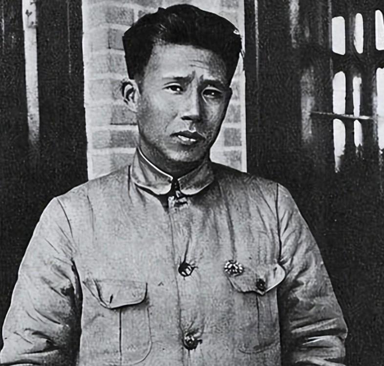 1933年，被捕的廖承志在狱中看见了同样被捕的陈赓。他灵机一动，对陈赓说：“我