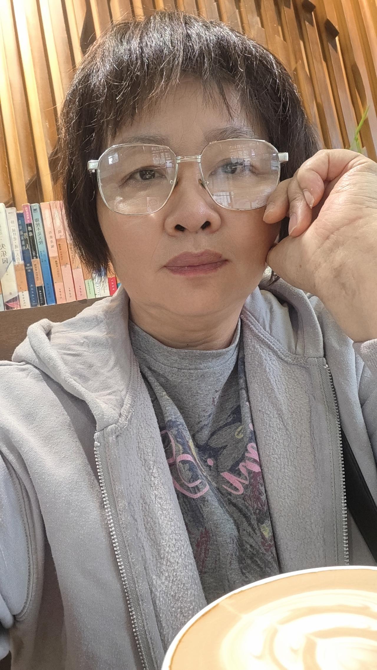最近网上火起了“中老年老登”三件套咖啡、健身、独处，不社交，不讨好，不扎堆，不