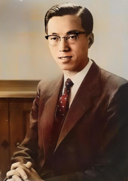 1968年6月8日，周恩来正在参加一个外宴晚会，这时，他的秘书走过来，对他低声耳