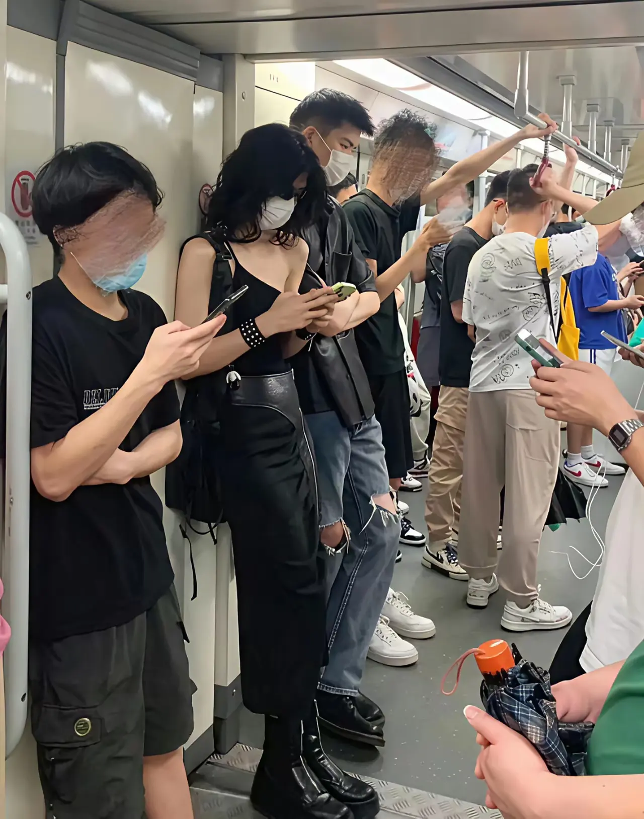 你以为你是明星啊，捂得严严实实的