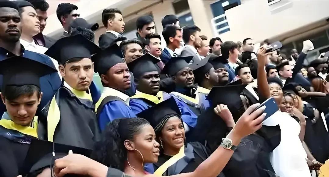 来中国大学留学的国外留学生名声越来越差了，这不是一件好事，网络上经常出现留学生晒