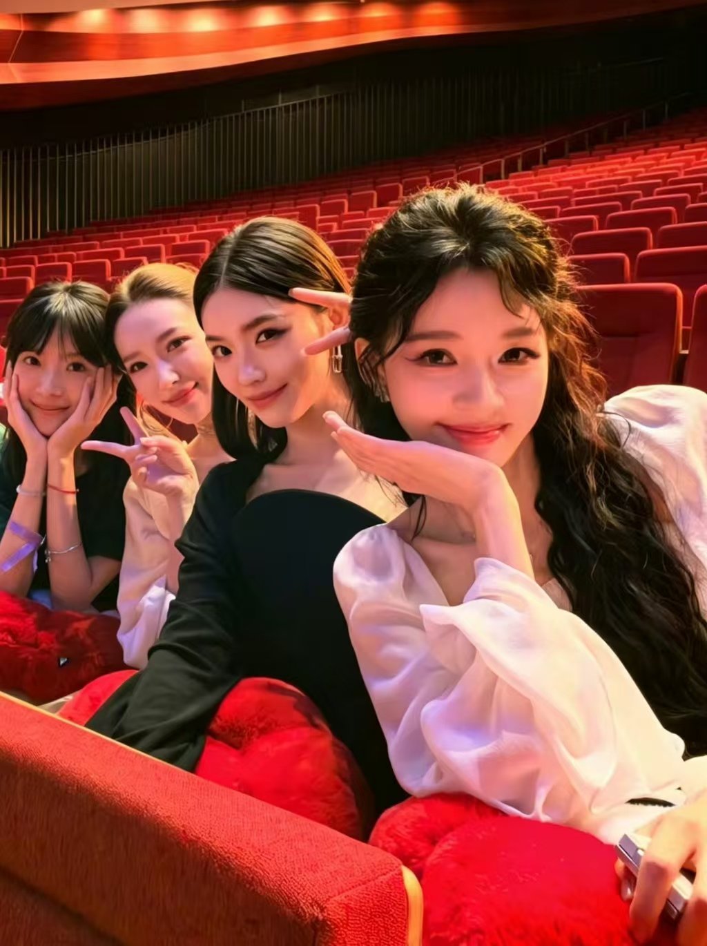 林允程潇李思潼合照上了林允程潇和李思潼凑一起笑得好甜啊，孙怡拿着手机疯狂按快门，