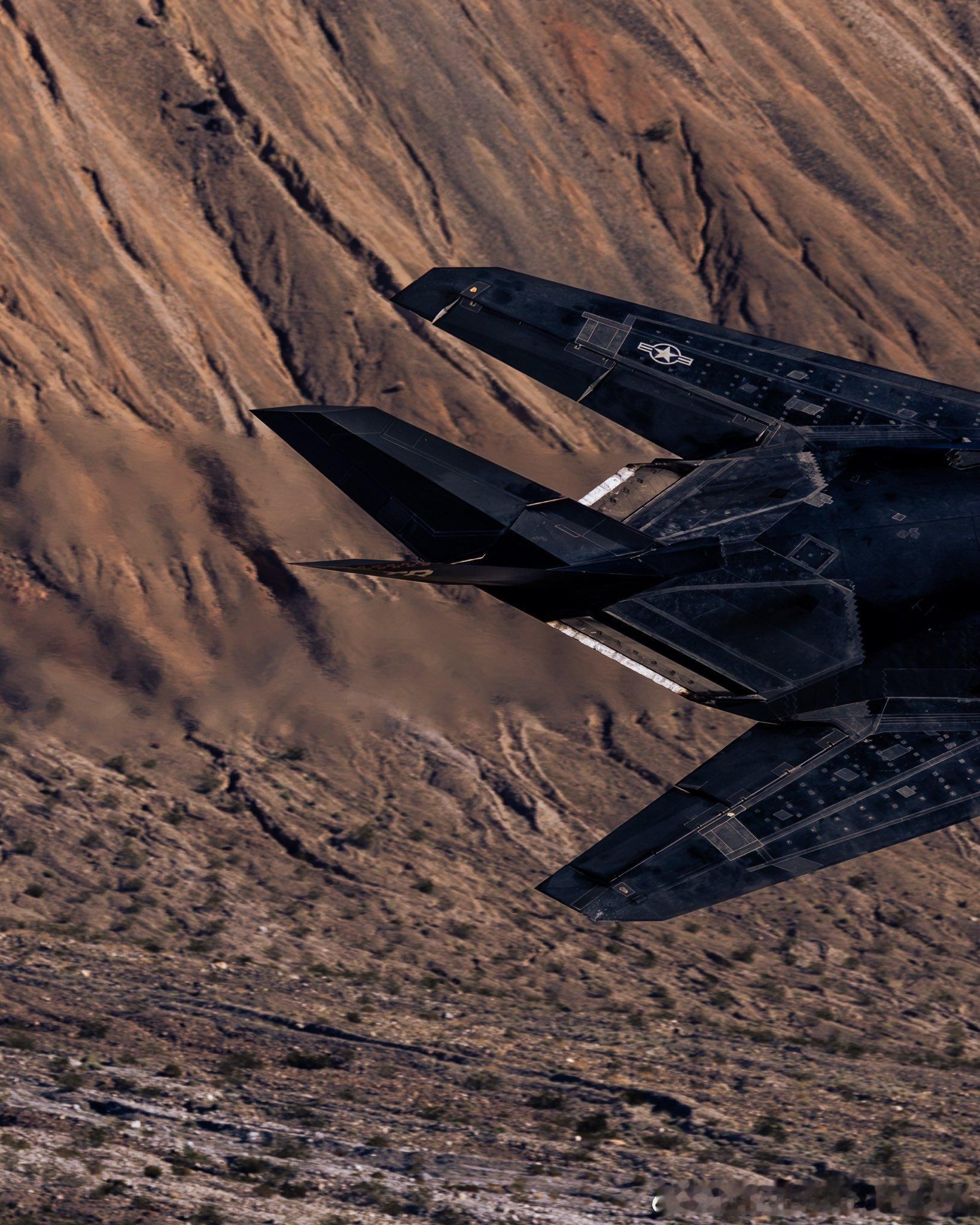 至今仍在飞行的F-117夜鹰，满身的补丁